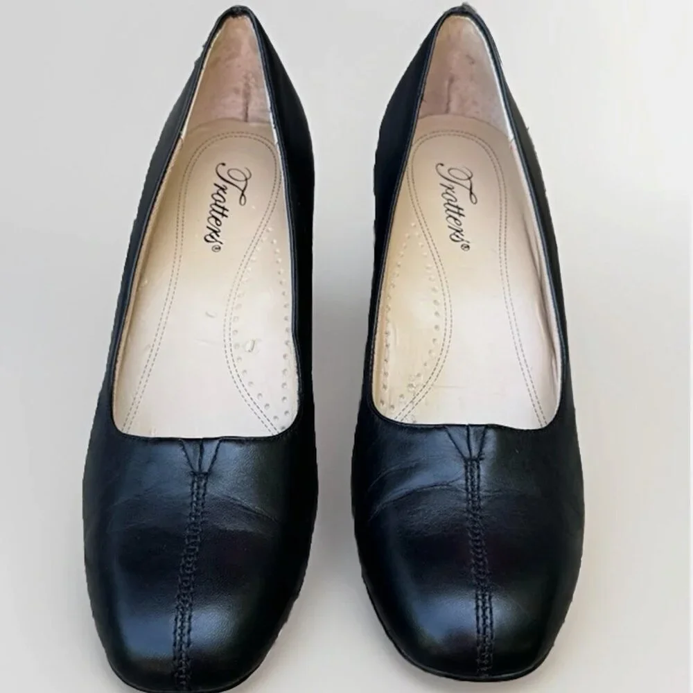 (7.5 N) TROTTERS Black Square Toe 2.5” Block Heels